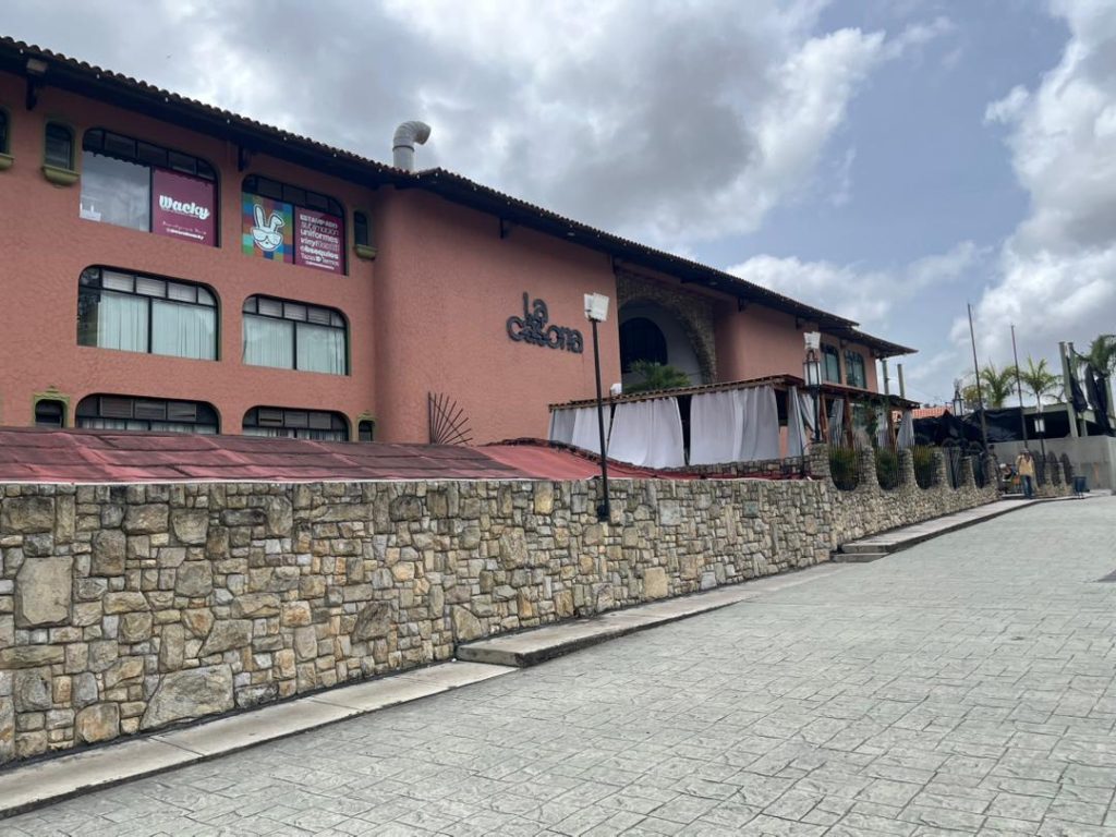 Entre aperturas y locales vacíos se encuentra La Casona