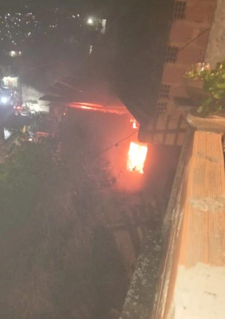 Bomberos controlan el incendio de una vivienda