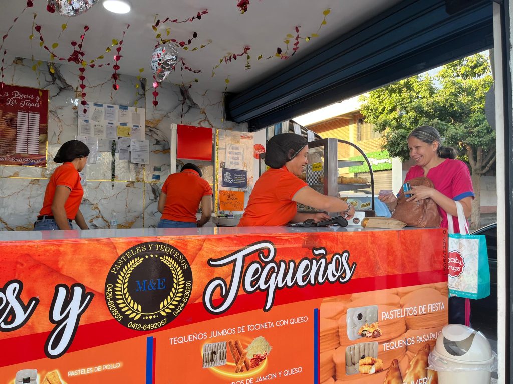 Comercio de pasapalos en La Hoyada reporta repunte tras inicio de clases