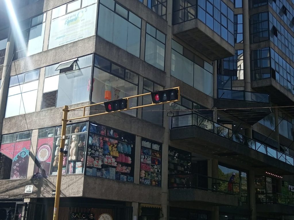 Alcaldía repara semáforo de la Bermúdez