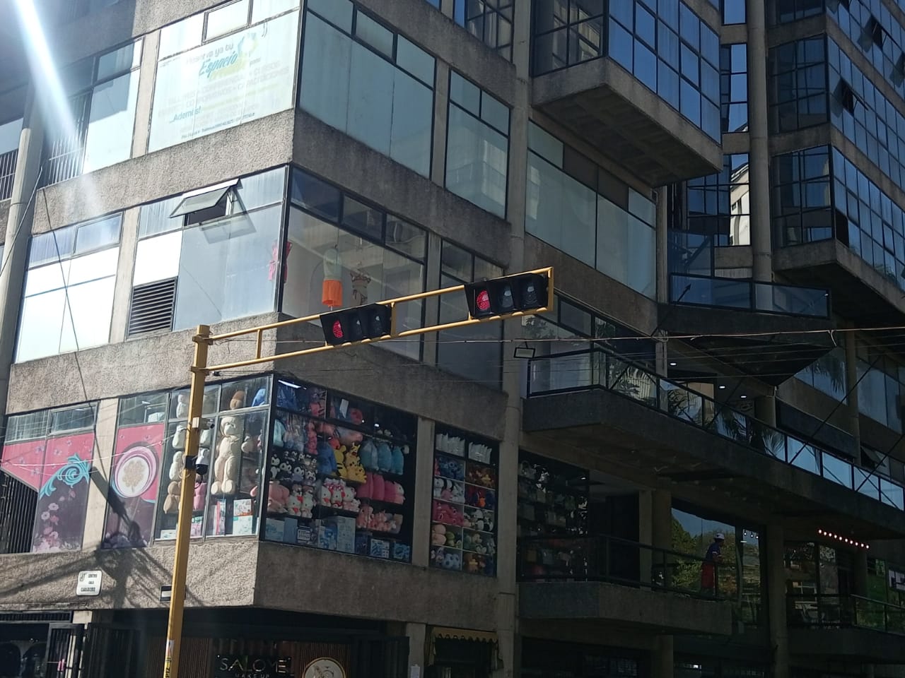 Alcaldía repara semáforo de la Bermúdez