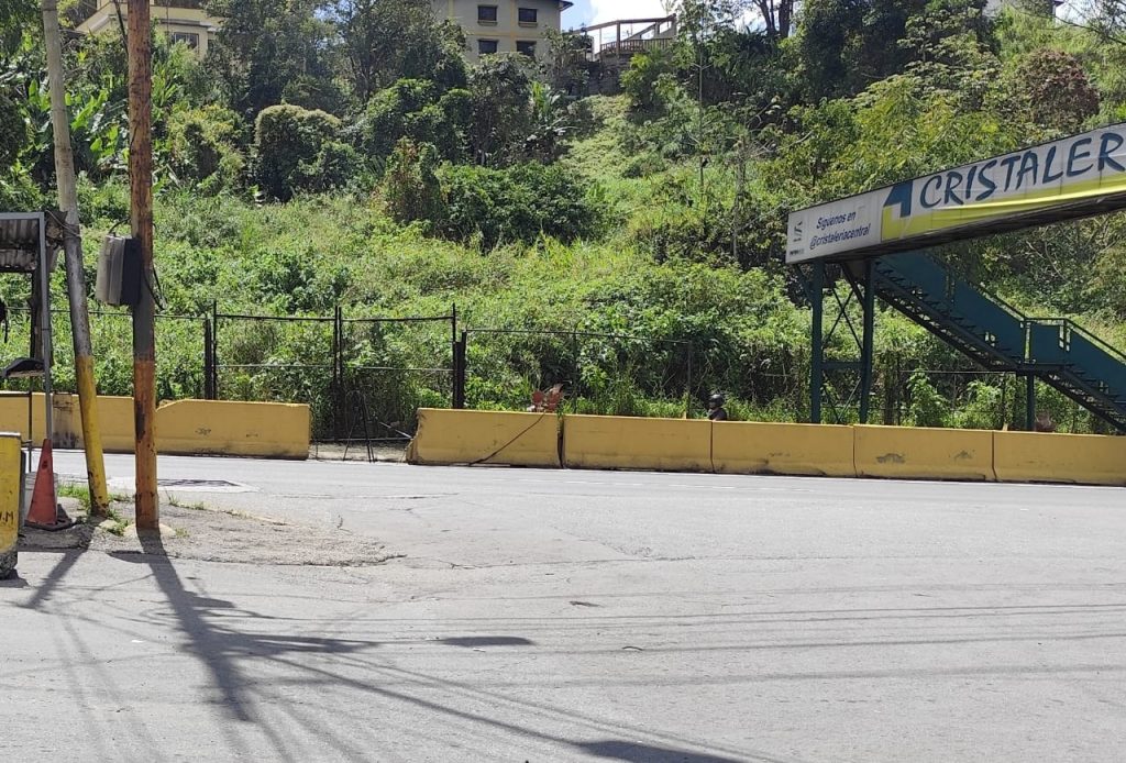 Peatones se arriesgan en cruce ilegal en la Panamericana  