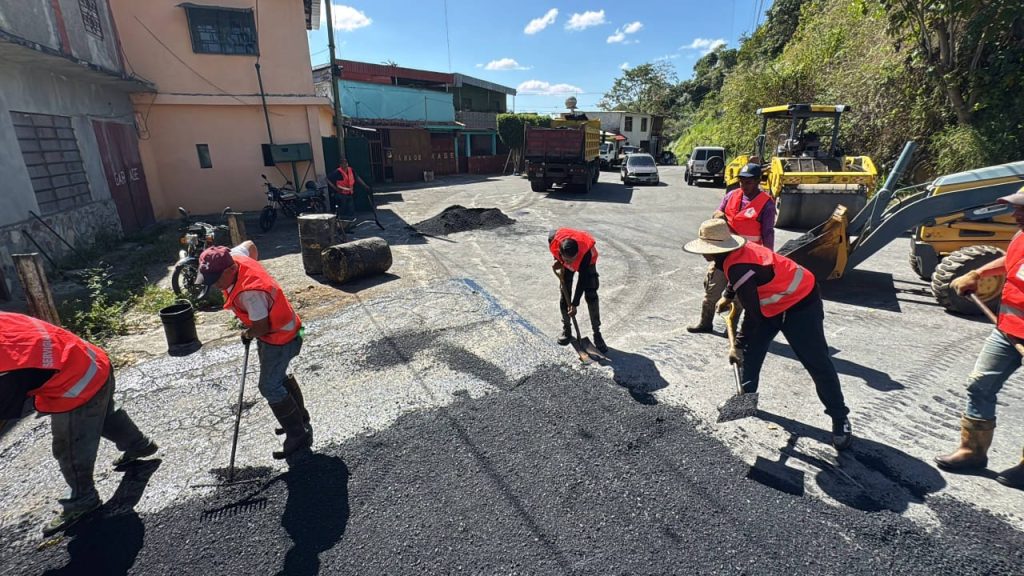 Asfaltan comunidades de Guaremal