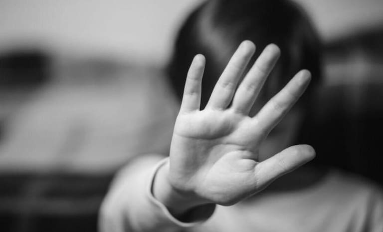 Lo condenaron a 21 años por drogar y abusar de un adolescente