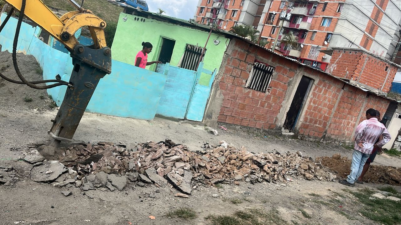 Canalización de aguas servidas en La Ladera en segunda fase