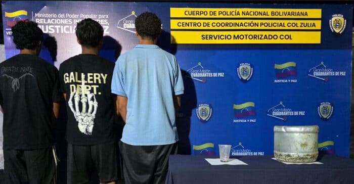 Detenidos por bañar con aguas negras a un joven