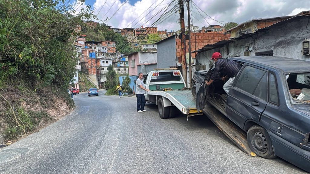 Plan de Saneamiento Ambiental en Guaicaipuro suma 46 vehículos abandonados retirados de la vía pública