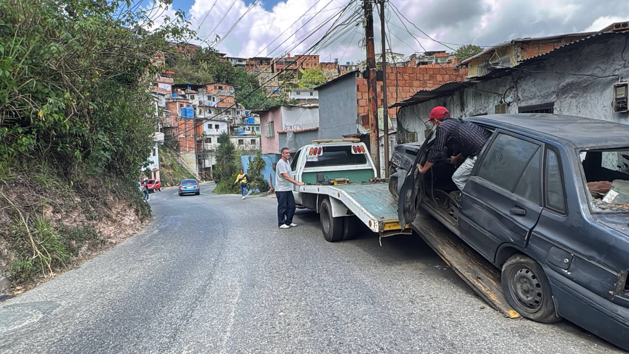 Plan de Saneamiento Ambiental en Guaicaipuro suma 46 vehículos abandonados retirados de la vía pública