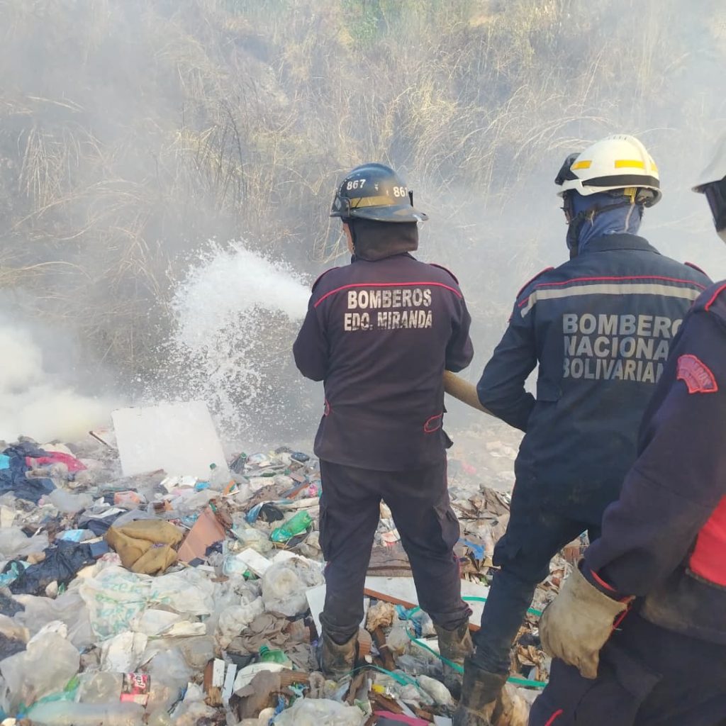 Rápida intervención de bomberos contiene incendio en El Limón