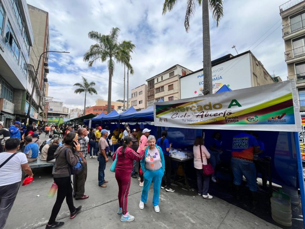 Aprovechan ofertas en  mercadito de la Alcaldía