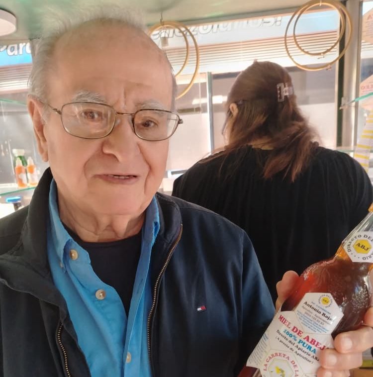 Antonio Rojas cumple 20 años dedicado a la venta de miel