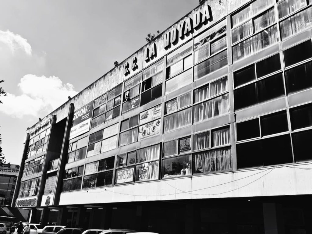 Centro Comercial La Hoyada: estructura de recuerdos