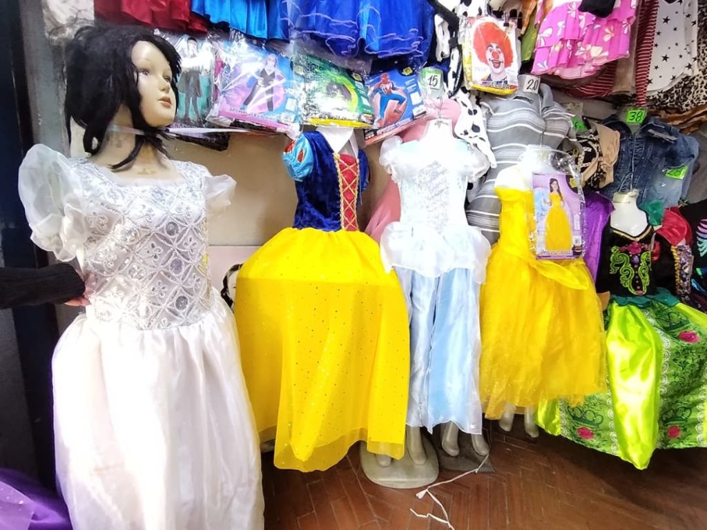 Vitrinas de Los Teques se llenan de disfraces
