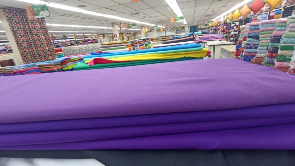 Costureras evalúan precios para trajes de Nazareno