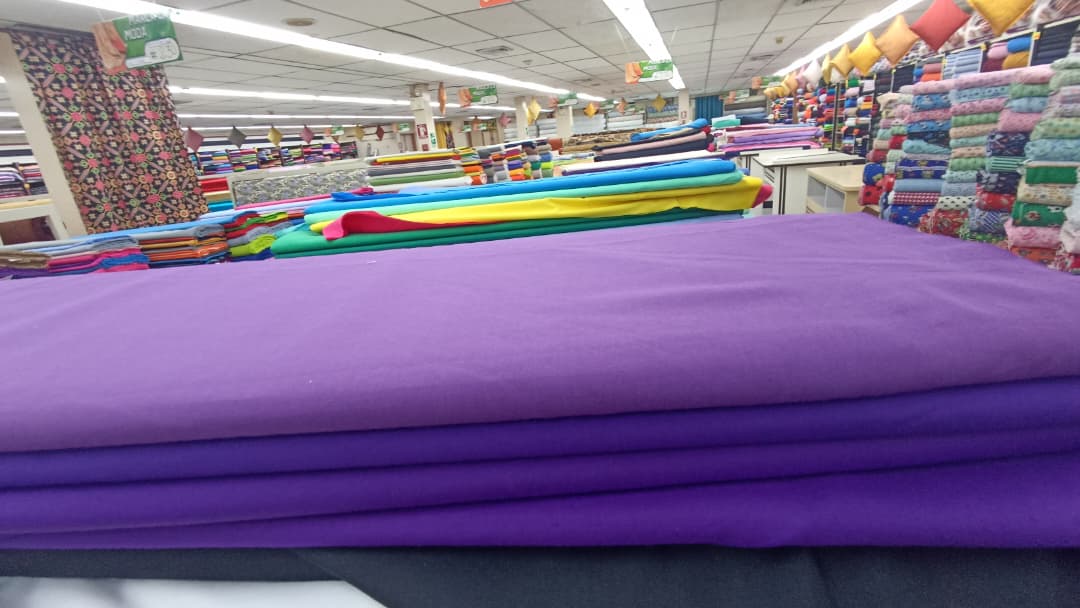 Costureras evalúan precios para trajes de Nazareno