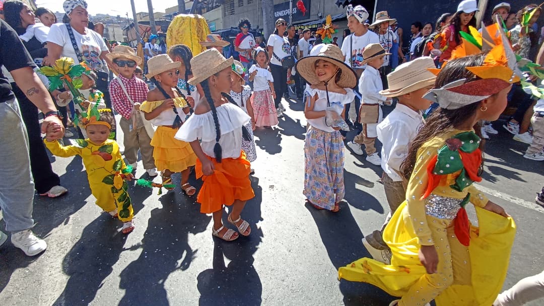 Trajes desafiaron la creatividad en comparsas de Los Teques