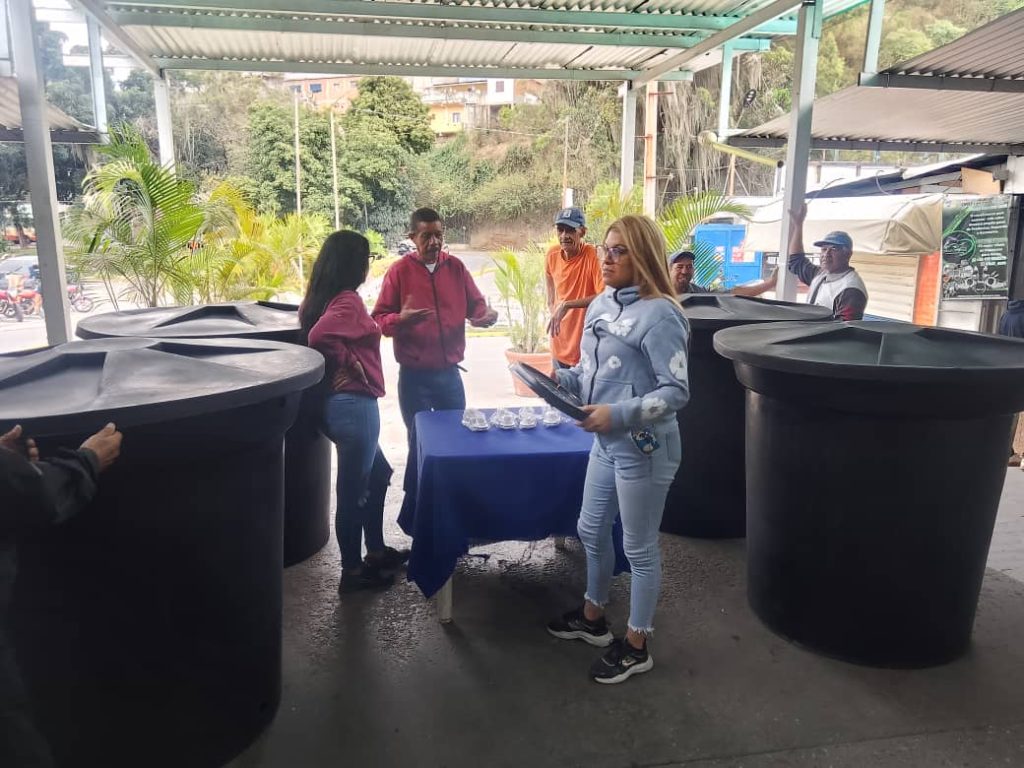 Entregaron tanques en el Mercado Municipal