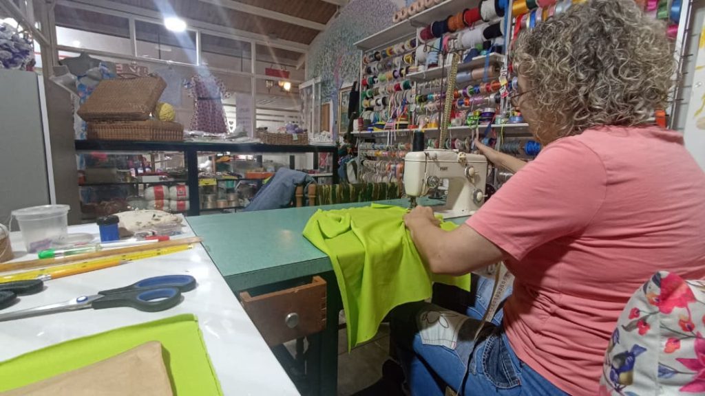 Mercería ofrece confecciones en La Casona I