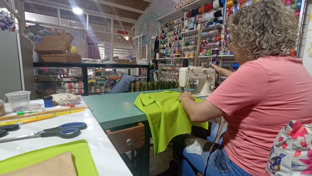 Mercería ofrece confecciones en La Casona I