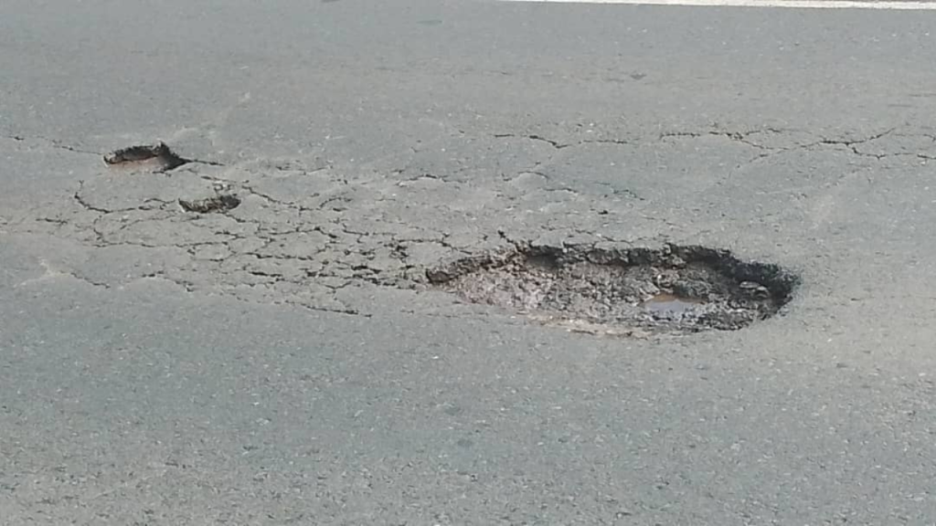 Alertan de cráteres en el km 26 de la Panamericana