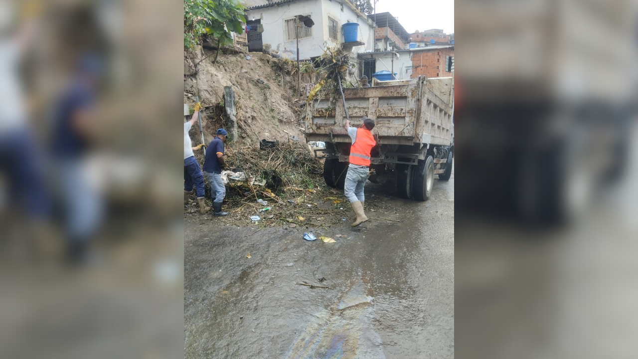 Limpian y dragan 104 zonas de riesgo por lluvias