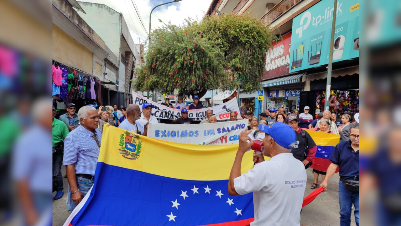 Trabajadores se movilizan en Los Teques por aumento salarial