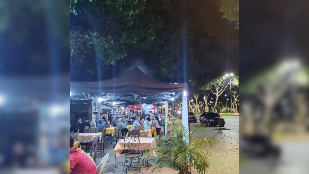 Enamorados evalúan planes en casa para celebrar su día