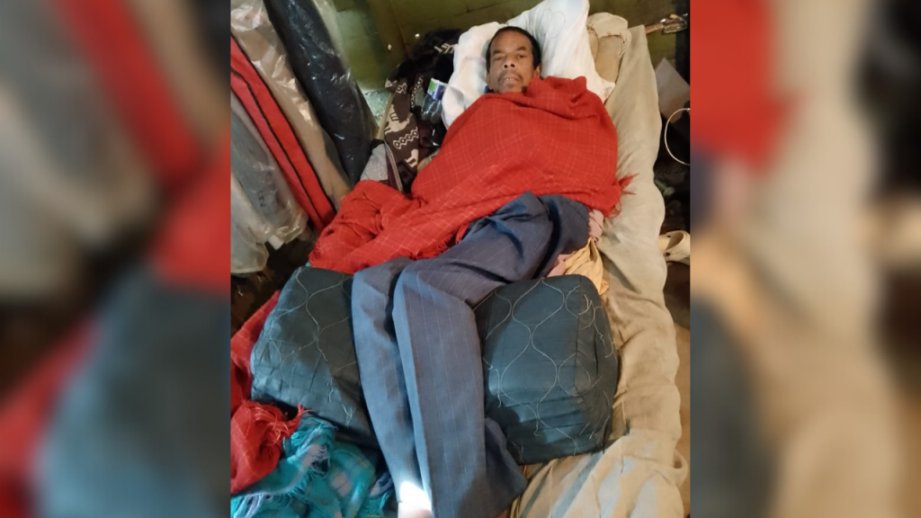 Piden apoyo para adulto mayor en cama