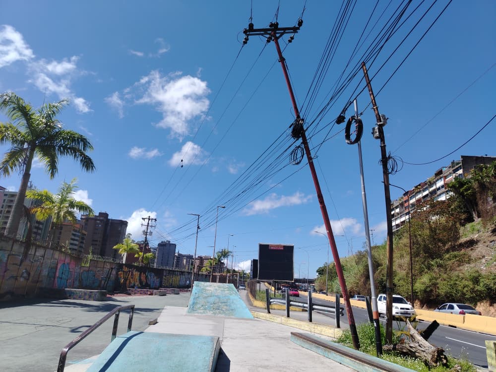 Alertan sobre postes inclinados en San Antonio