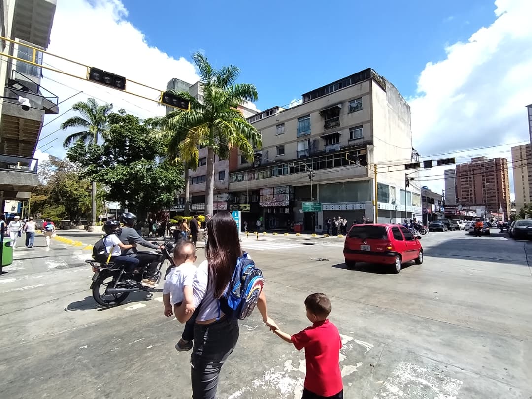 Conductores alertan de semáforo averiado en la Bermúdez