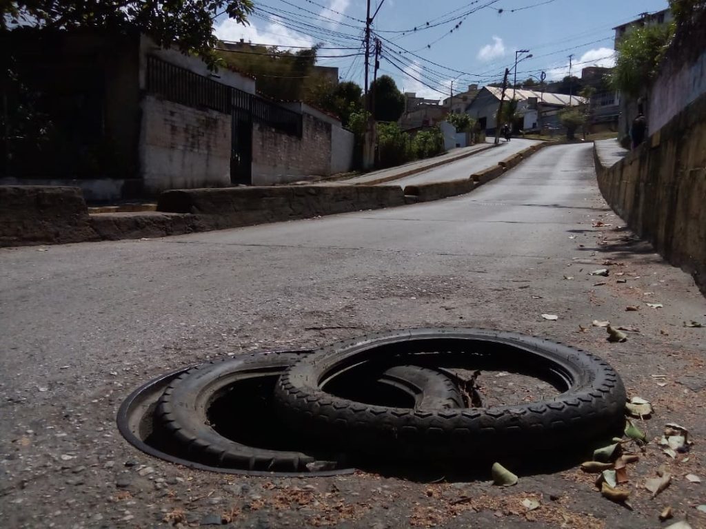 Tanquilla tiene cuatro meses sin tapa en la Víctor Baptista