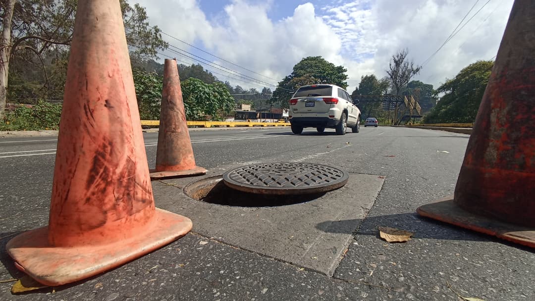Alertan de tanquilla destapada en la Víctor Baptista