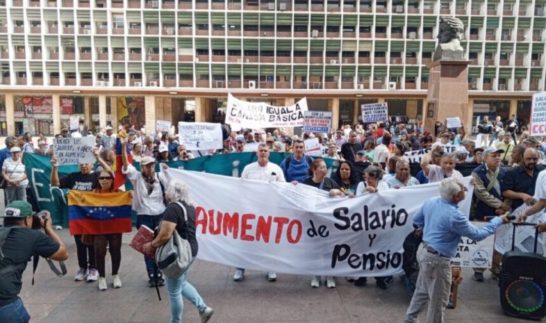 Gremios y universitarios se movilizan exigiendo mejoras salariales