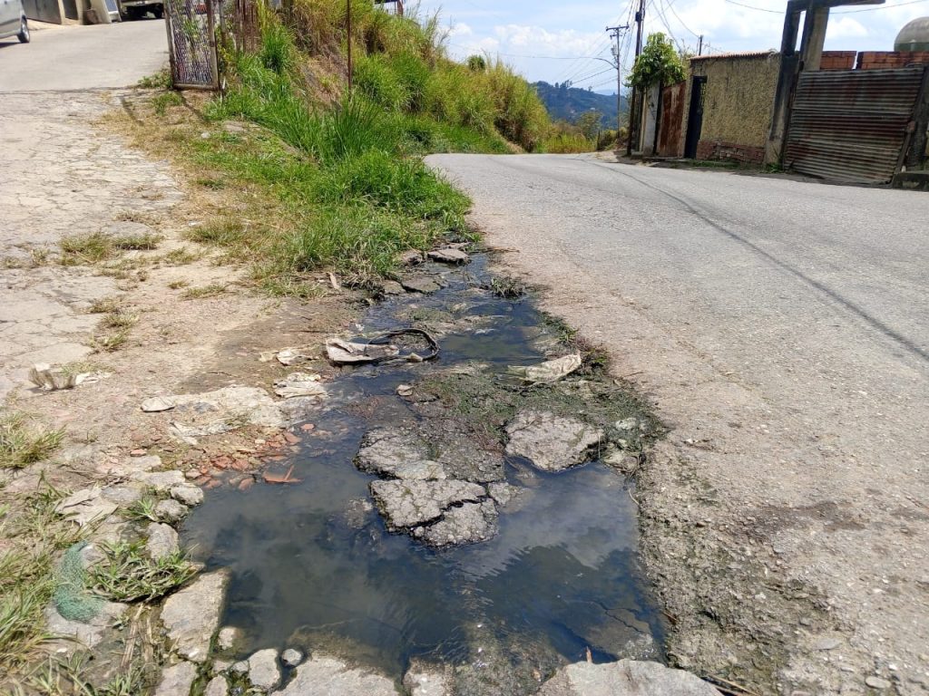 Tubería de aguas negras rota genera nuevo hundimiento