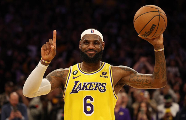 LeBron James rompe récord de Kareem en derrota de Lakers ante Denver