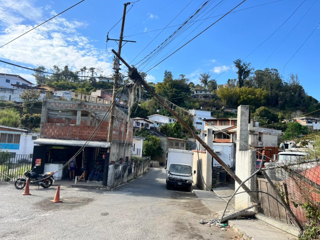 Poste está guindando en El Sitio
