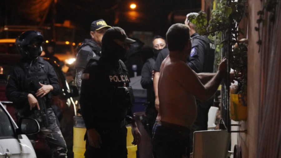 Primera noche de toque de queda en Ecuador deja 253 detenidos
