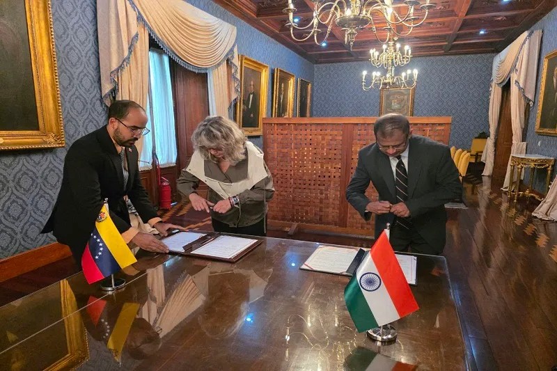 Venezuela e India firman acuerdo para compra de medicamentos