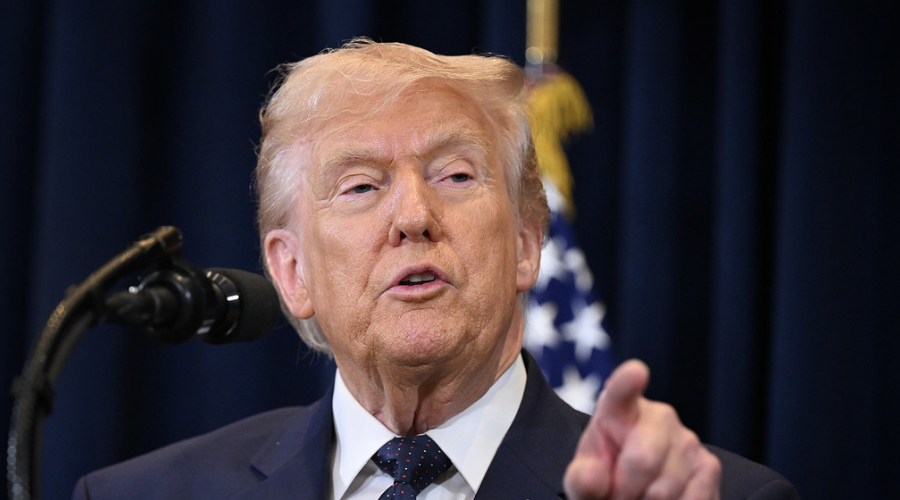 Trump amenaza con enviar agentes del ICE a los aeropuertos