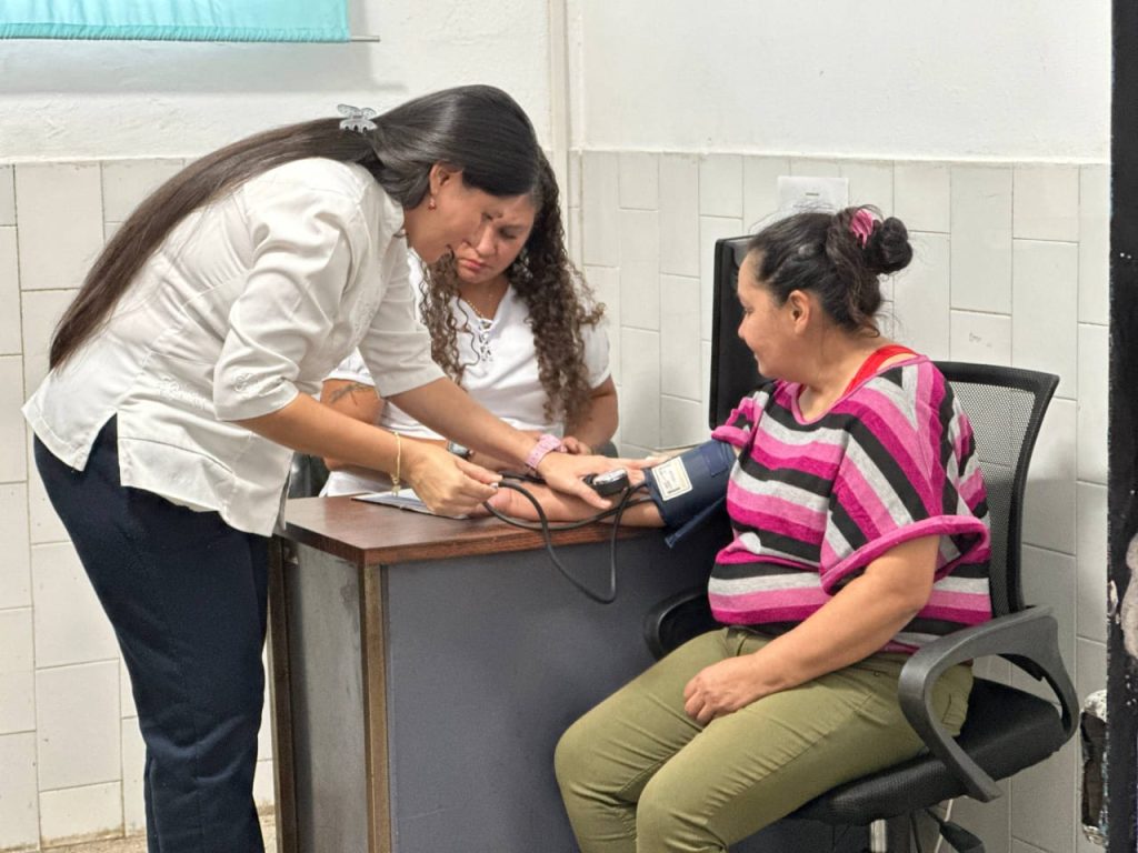 Atienden a 150 mujeres en jornada de salud