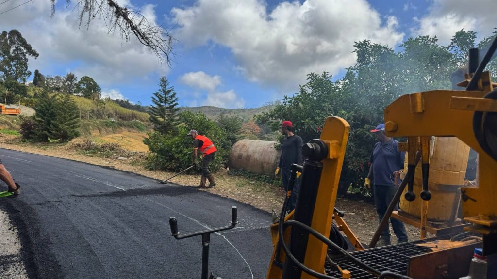 Aplican 300 toneladas de asfalto en Romerito