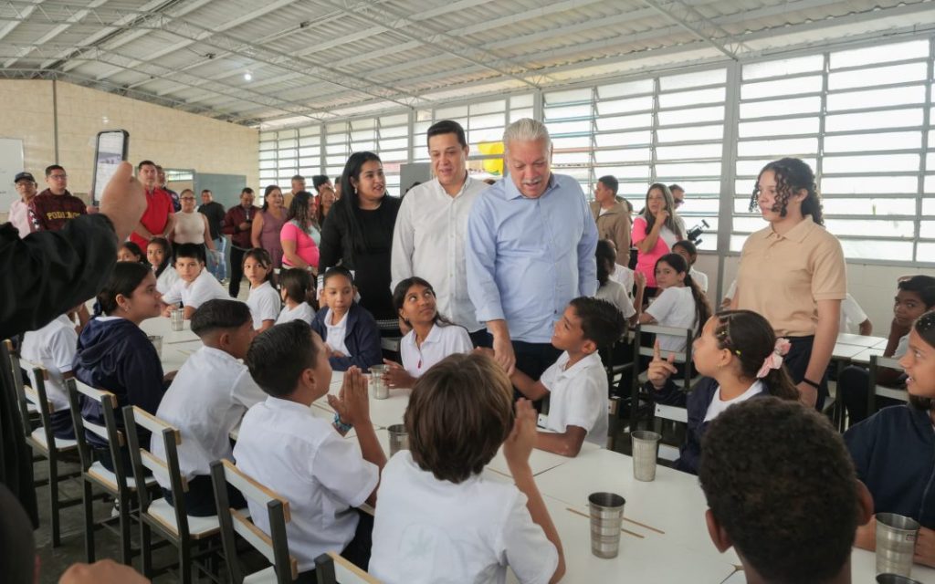 Gobernador promete incrementar cantidad de alimentos del PAE