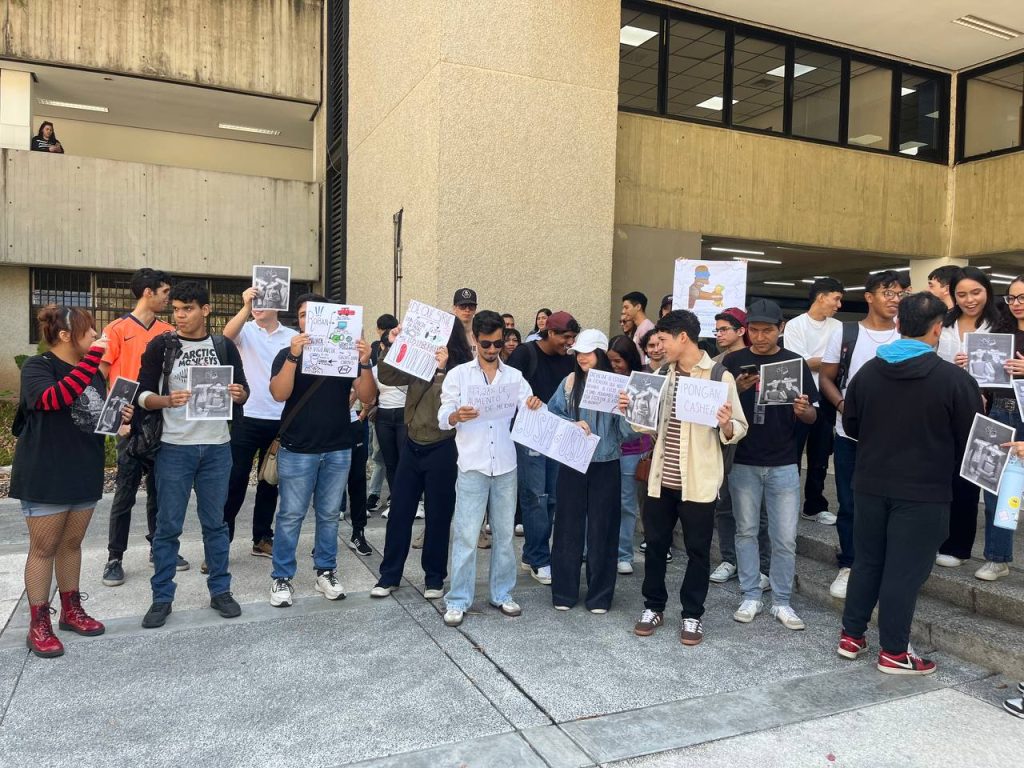 Matrícula en la Santa María pasó de 1.300 a 2.400 dólares