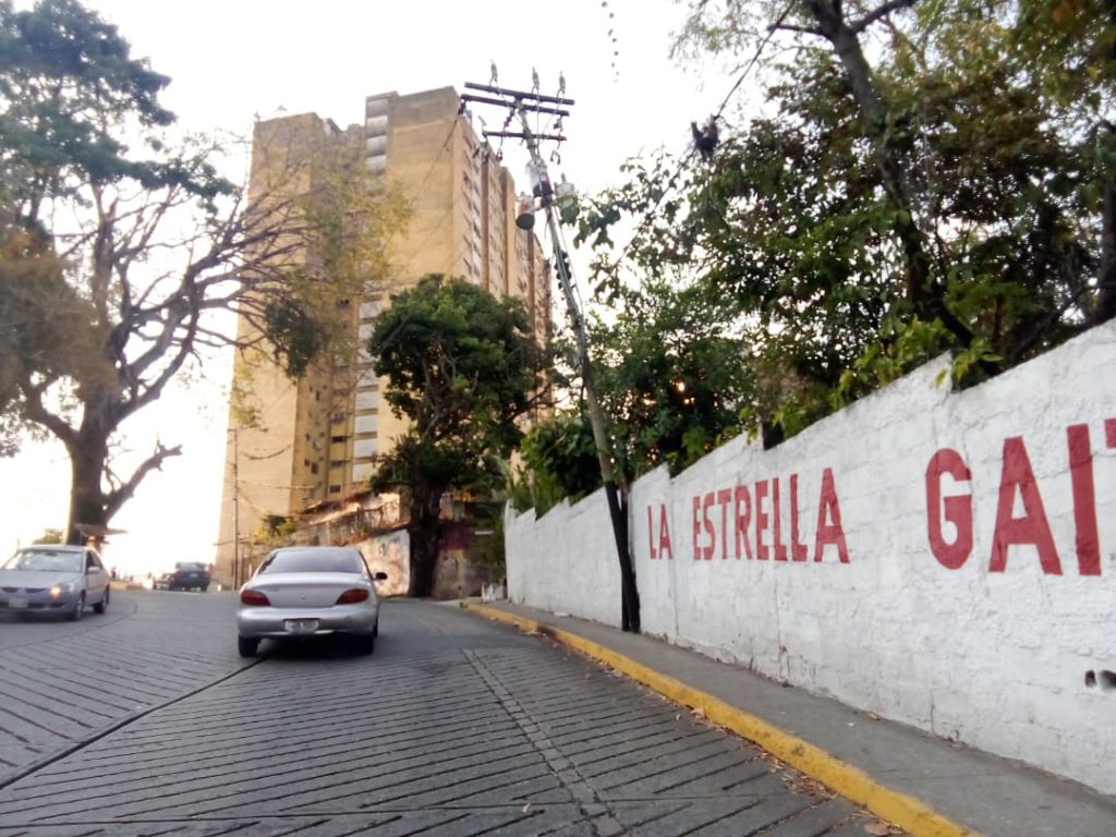 Poste inclinado preocupa a vecinos de La Estrella