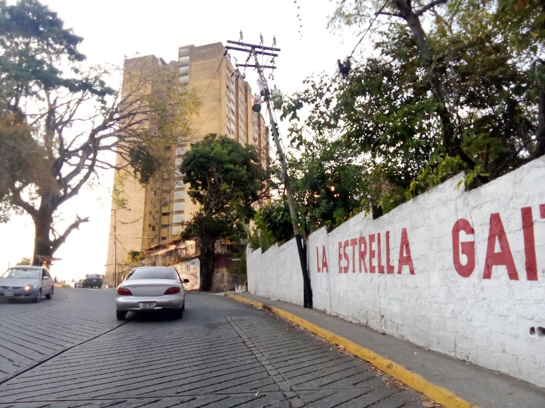Poste inclinado preocupa a vecinos de La Estrella