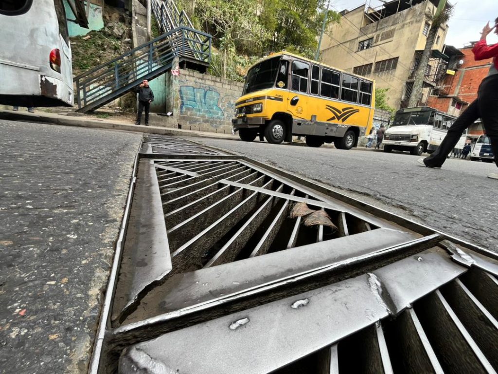 Conductores alertan sobre tanquilla rota en la Miranda
