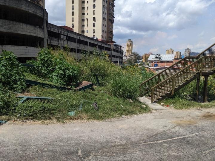 Piden que se recojan los restos de una pasarela