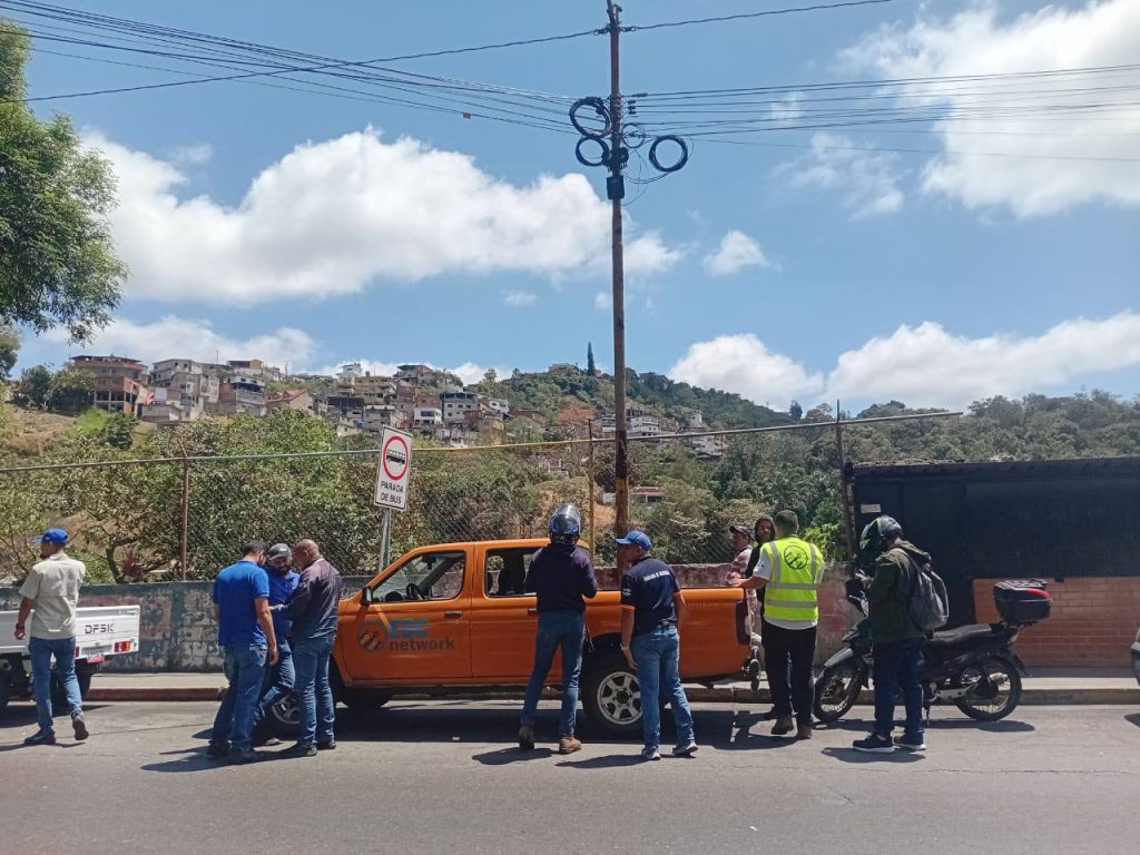 Retiran cables en desuso en Los Teques