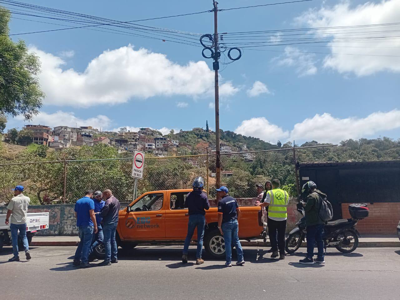 Retiran cables en desuso en Los Teques