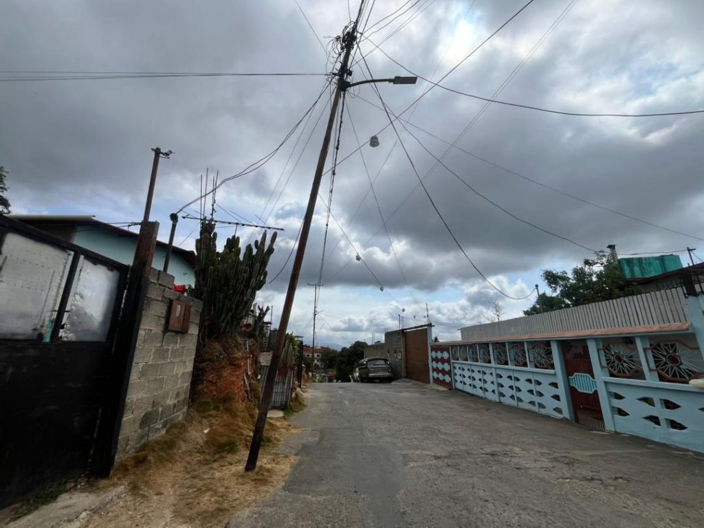 Poste inclinado causa zozobra